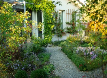 Von der Garage zum Gartenzimmer – Gartengeflüster – zarte Blüten für